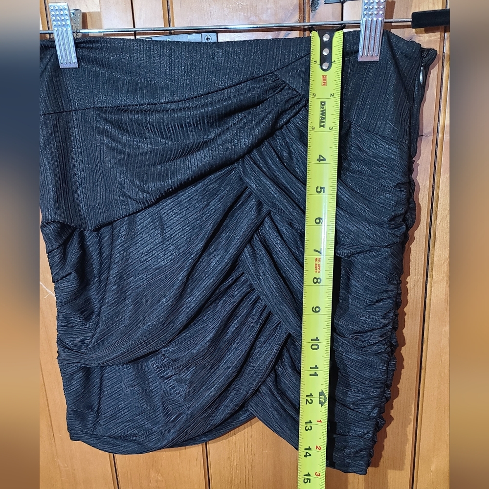 Cute!!! Black side zip skirt size S